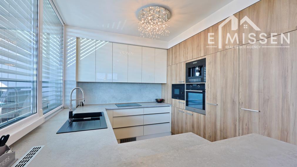 EMISSEN- Na predaj 4-izbový byt 181 m2 s dvoma terasami, 2 garážovými miestami a pivnicou – Trenčín, Saratovská ulica