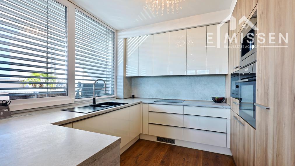 EMISSEN- Na predaj 4-izbový byt 181 m2 s dvoma terasami, 2 garážovými miestami a pivnicou – Trenčín, Saratovská ulica