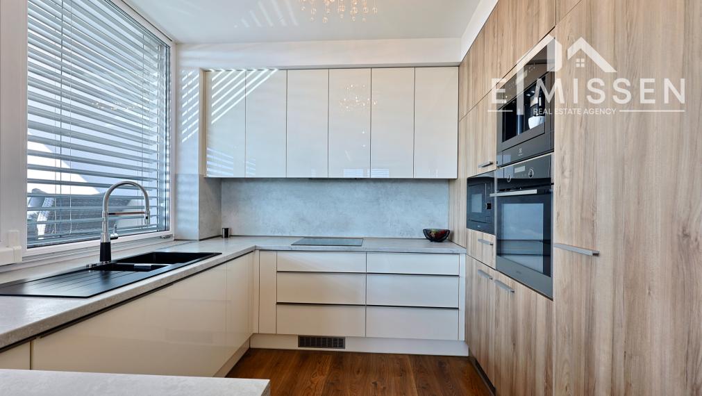 EMISSEN- Na predaj 4-izbový byt 181 m2 s dvoma terasami, 2 garážovými miestami a pivnicou – Trenčín, Saratovská ulica