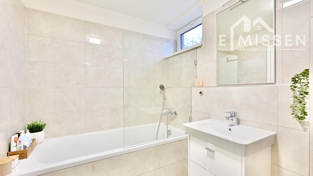 EMISSEN - Na predaj krásny 3-izbový byt 102 m2 s terasou 23 m2 a garážovým miestom v Ružinove na ulici Mierová.