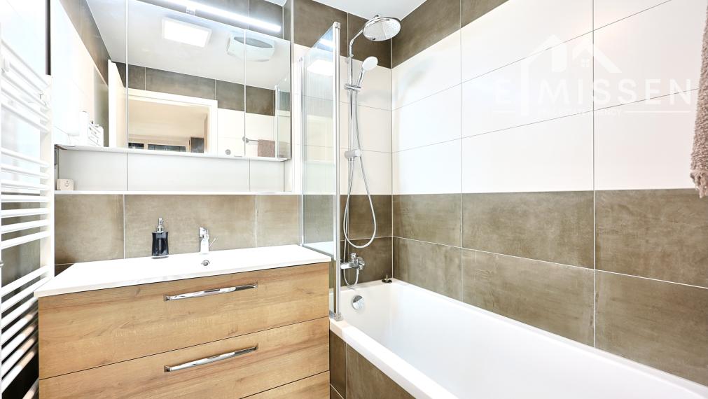 EMISSEN – Na PRENÁJOM 2-IZBOVÝ BYT S PREDZÁHRADKOU A PARKOVACÍM MIESTOM NA ULICI BYSTRICKÁ V D.N.V.