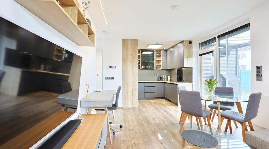 EMISSEN – Na PRENÁJOM 2-IZBOVÝ BYT S PREDZÁHRADKOU A PARKOVACÍM MIESTOM NA ULICI BYSTRICKÁ V D.N.V.