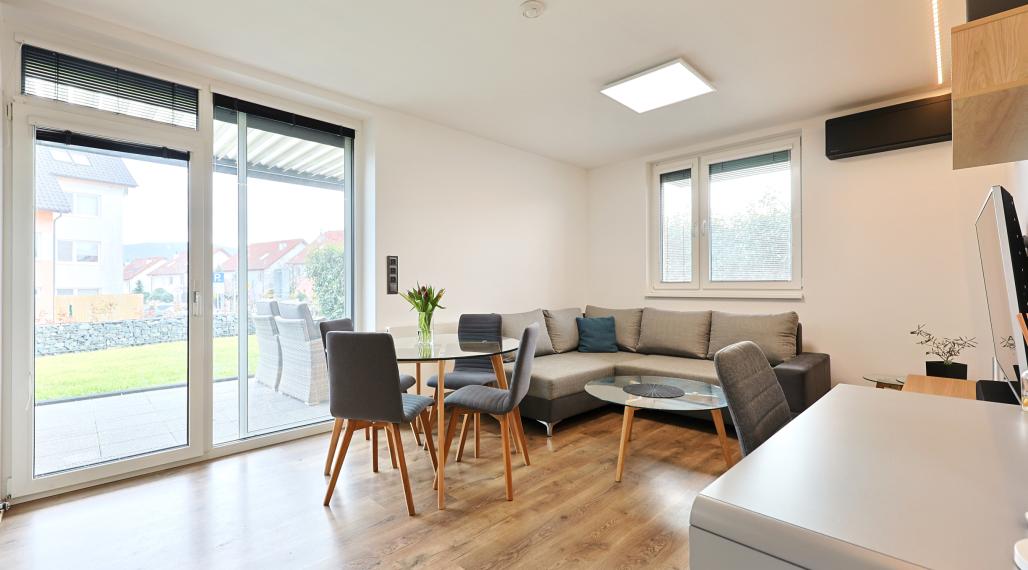 EMISSEN – NA PRENÁJOM 2-IZBOVÝ BYT S PREDZÁHRADKOU A PARKOVACÍM MIESTOM NA ULICI BYSTRICKÁ V D.N.V.