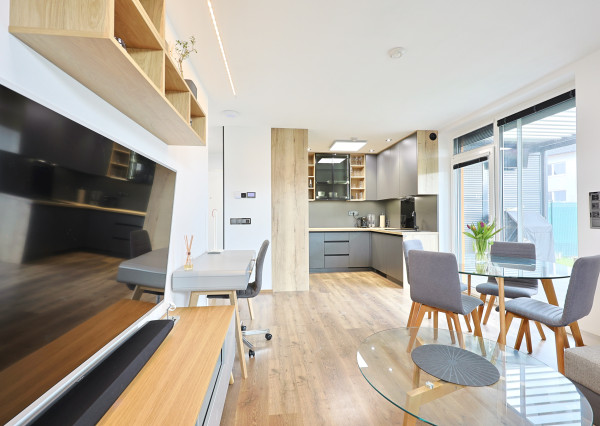 EMISSEN – Na PRENÁJOM 2-IZBOVÝ BYT S PREDZÁHRADKOU A PARKOVACÍM MIESTOM NA ULICI BYSTRICKÁ V D.N.V.