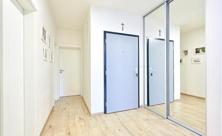 EMISSEN - PREDANÉ- Na predaj krásny 3-izbový byt 102 m2 s terasou 23 m2 a garážovým miestom v Ružinove na ulici Mierová. - fotografia 15